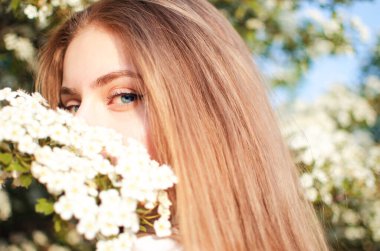 Baharda açık havada yürüyen uzun saçlı mutlu kız.