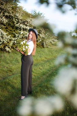 Baharda açık havada yürüyen uzun saçlı mutlu kız.