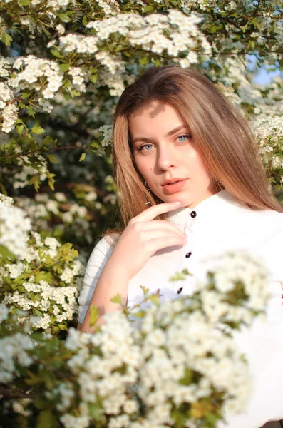 Gelukkig Meisje Met Lang Haar Wandelen Het Voorjaar Buiten — Stockfoto