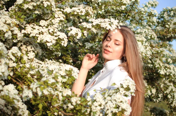 Fille Heureuse Avec Les Cheveux Longs Marchant Printemps Extérieur — Photo