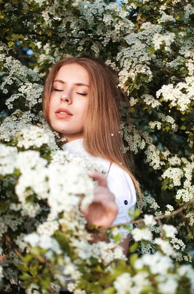 Fille Heureuse Avec Les Cheveux Longs Marchant Printemps Extérieur — Photo