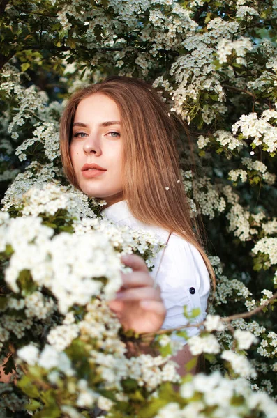 Fille Heureuse Avec Les Cheveux Longs Marchant Printemps Extérieur — Photo