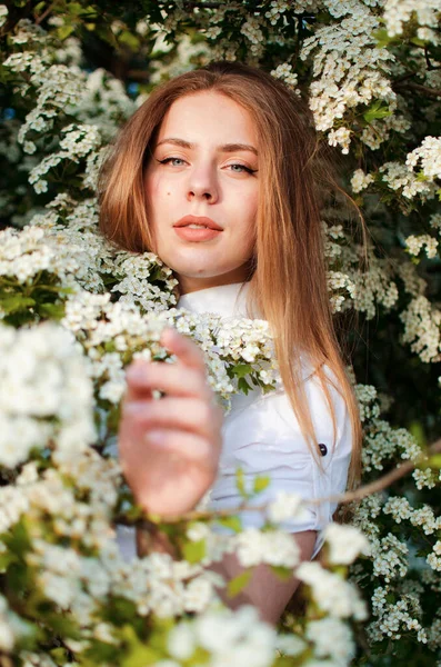 Fille Heureuse Avec Les Cheveux Longs Marchant Printemps Extérieur — Photo