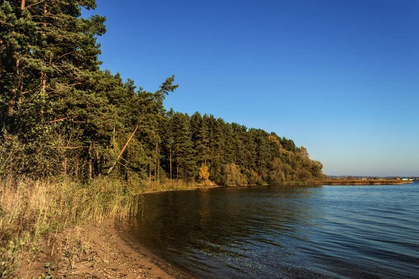 Lago de la costa de otoño — Foto de Stock