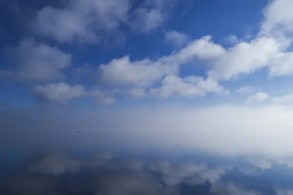 Göl kenarında puslu sabah