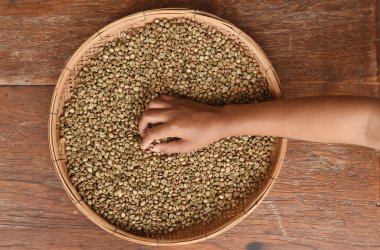 Kahve çekirdeklerini yakın.