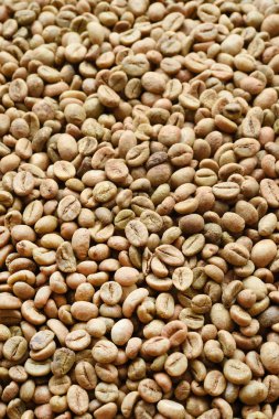 Kahve çekirdeklerini yakın. 