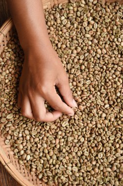 Kahve çekirdeklerini yakın. 
