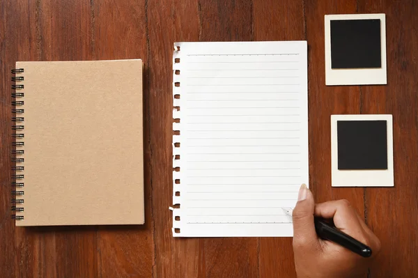 Pusty Notatnik rezygnować ramki do zdjęć i długopis pod ręką — Zdjęcie stockowe