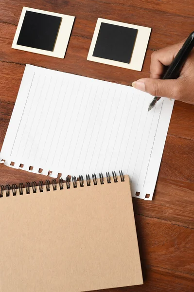 Κενό σημειωματάριο με κορνίζες και στυλό στο χέρι — Φωτογραφία Αρχείου