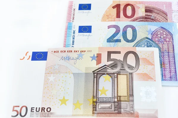 Bons d'euros isolés sur fond blanc — Photo
