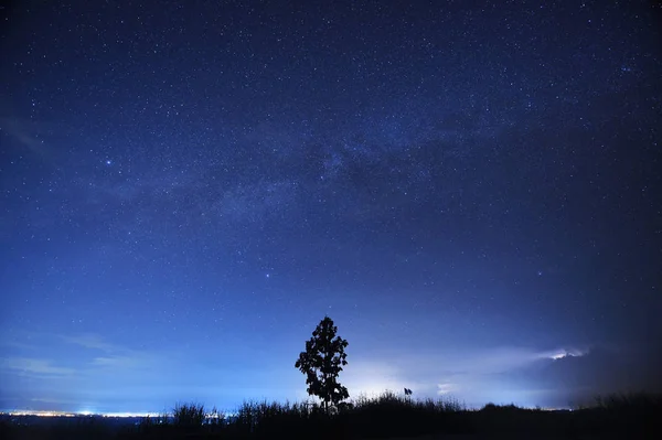 Estrellas del cielo nocturno con vía láctea en el fondo de la montaña — Foto de Stock