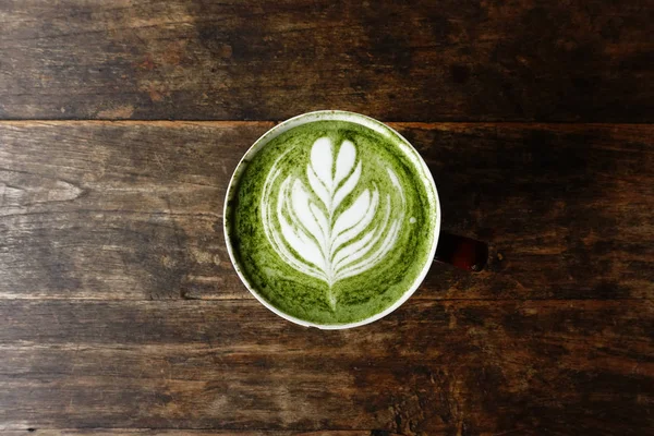 Une tasse de thé vert matcha latte — Photo