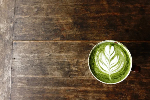 Bir fincan yeşil çay, matcha latte. 