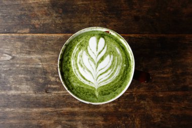 Bir fincan yeşil çay, matcha latte. 