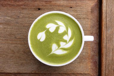 Bir fincan yeşil çay, matcha latte. 