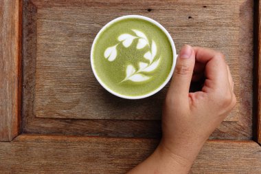 Bir fincan yeşil çay, matcha latte. 