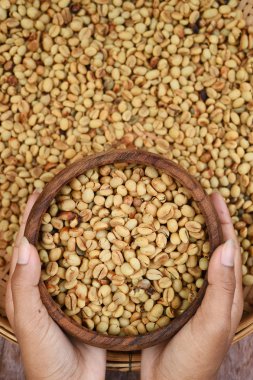 Kahve çekirdeklerini yakın. 