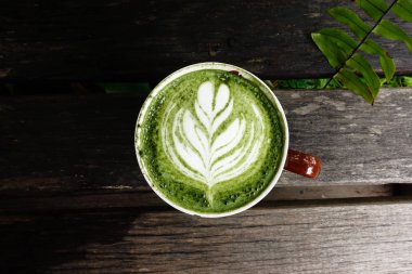 Bir fincan yeşil çay, matcha latte. 
