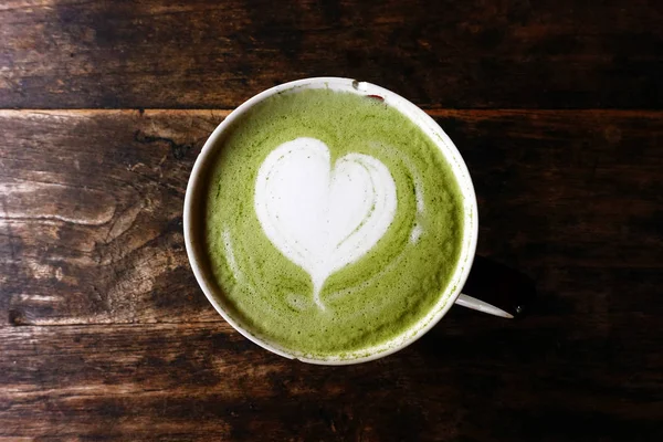 Une tasse de thé vert matcha latte — Photo