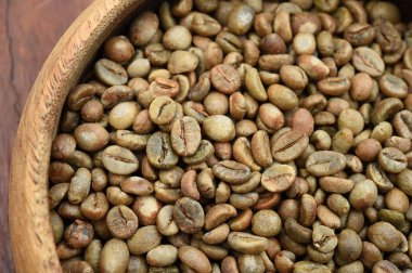 Kahve çekirdeklerini yakın.