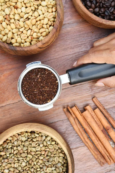 Biji kopi segar dalam filter logam dan biji kopi dengan kayu manis — Stok Foto
