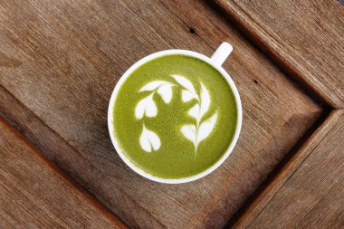 Bir fincan yeşil çay, matcha latte. 