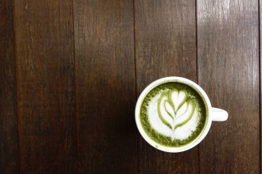 Bir fincan yeşil çay, matcha latte. 