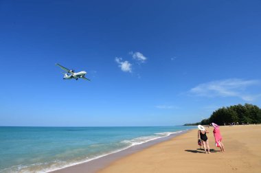 Üzerinde Mai Khao Beach Phuket havaalanına iniş uçak