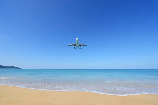 The airplane landing at Phuket airport over the Mai Khao Beach — Stock Photo, Image