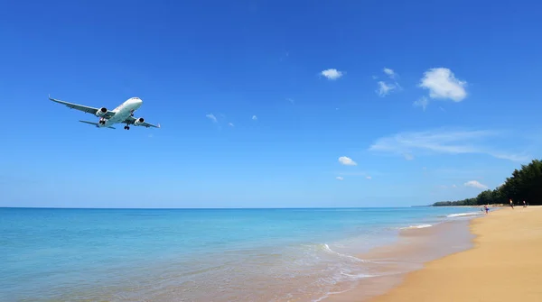 The airplane landing at Phuket airport over the Mai Khao Beach — Stock Photo, Image