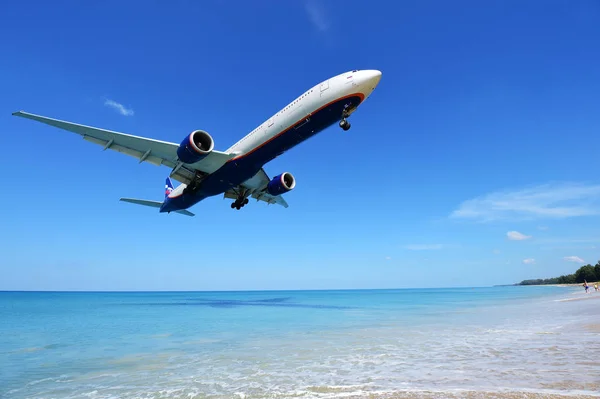 The airplane landing at Phuket airport over the Mai Khao Beach — Stock Photo, Image