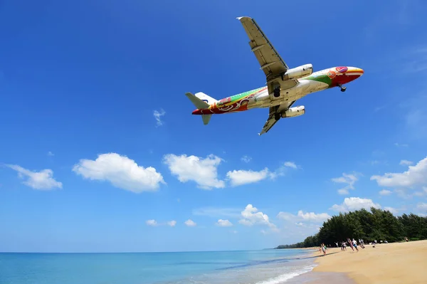 マイかおビーチのプーケット空港で着陸飛行機 — ストック写真