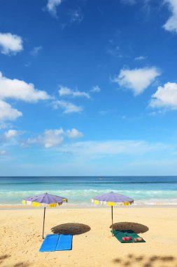 Güzel kumlu plaj şemsiye ile