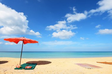 Güzel kumlu plaj şemsiye ile
