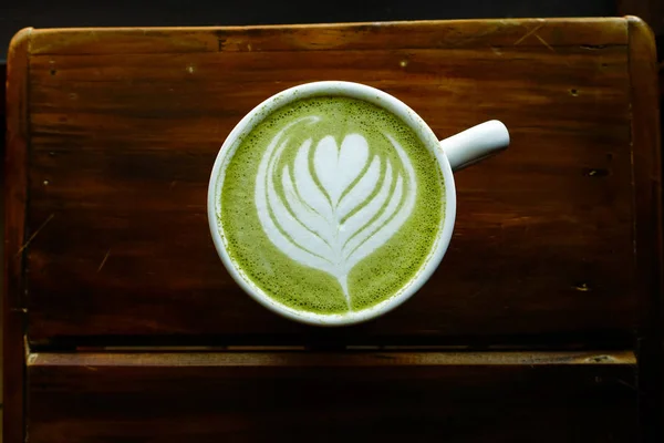 Una taza de té verde matcha latte — Foto de Stock