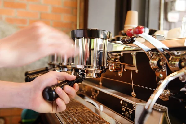 Kahve makinesi hazırlama cup — Stok fotoğraf