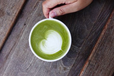 Bir fincan yeşil çay, matcha latte. 