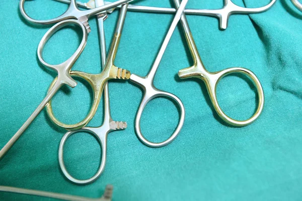 Detalhe tiro de instrumentos de cirurgia esterilizados — Fotografia de Stock