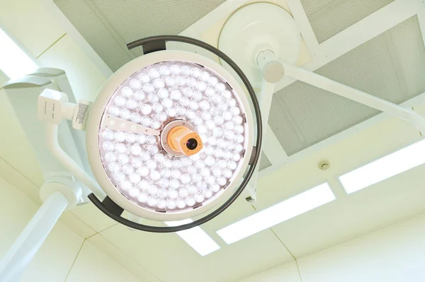 Lampy chirurgiczne na sali operacyjnej — Zdjęcie stockowe