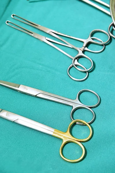 Детальный снимок стерилизованных хирургических инструментов — стоковое фото