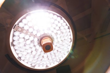 Ameliyat odasında cerrahi lambalar 