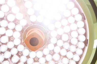 Ameliyat odasında cerrahi lambalar 