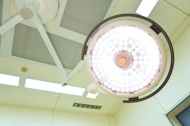 Ameliyat odasında cerrahi lambalar 