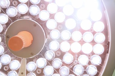 Ameliyat odasında cerrahi lambalar 