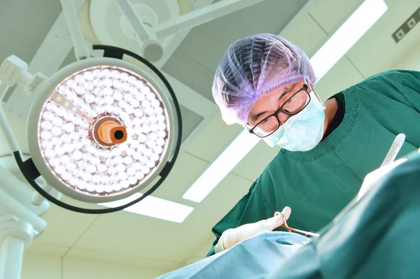 Veterinarian surgery in operation room — Stock Photo, Image