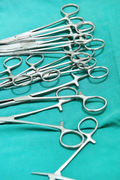 Yksityiskohta laukaus steriloitu kirurgia välineitä — kuvapankkivalokuva