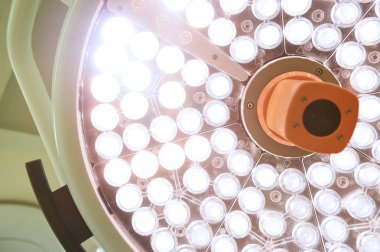 Ameliyat odasında cerrahi lambalar 