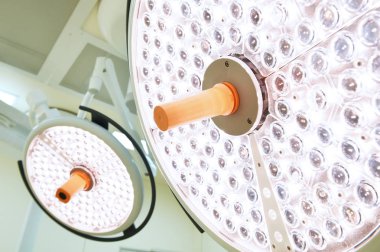 operasyon odasında iki ameliyat lambaları 