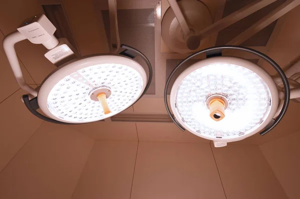 Dos lámparas quirúrgicas en el quirófano — Foto de Stock